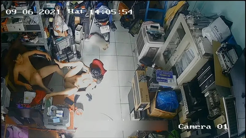 Vợ yêu Gã chồng chịch nhau trong của buồi máy tính